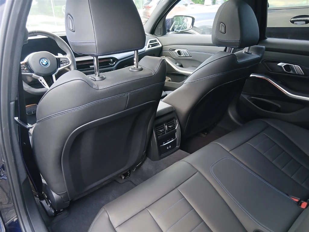 BMW 330 xDrive Sedan, снимка 12 - Автомобили и джипове - 54834966