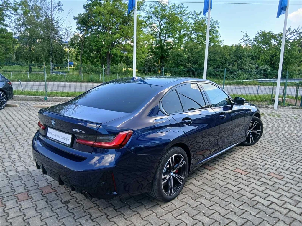 BMW 330 xDrive Sedan, снимка 2 - Автомобили и джипове - 54834966
