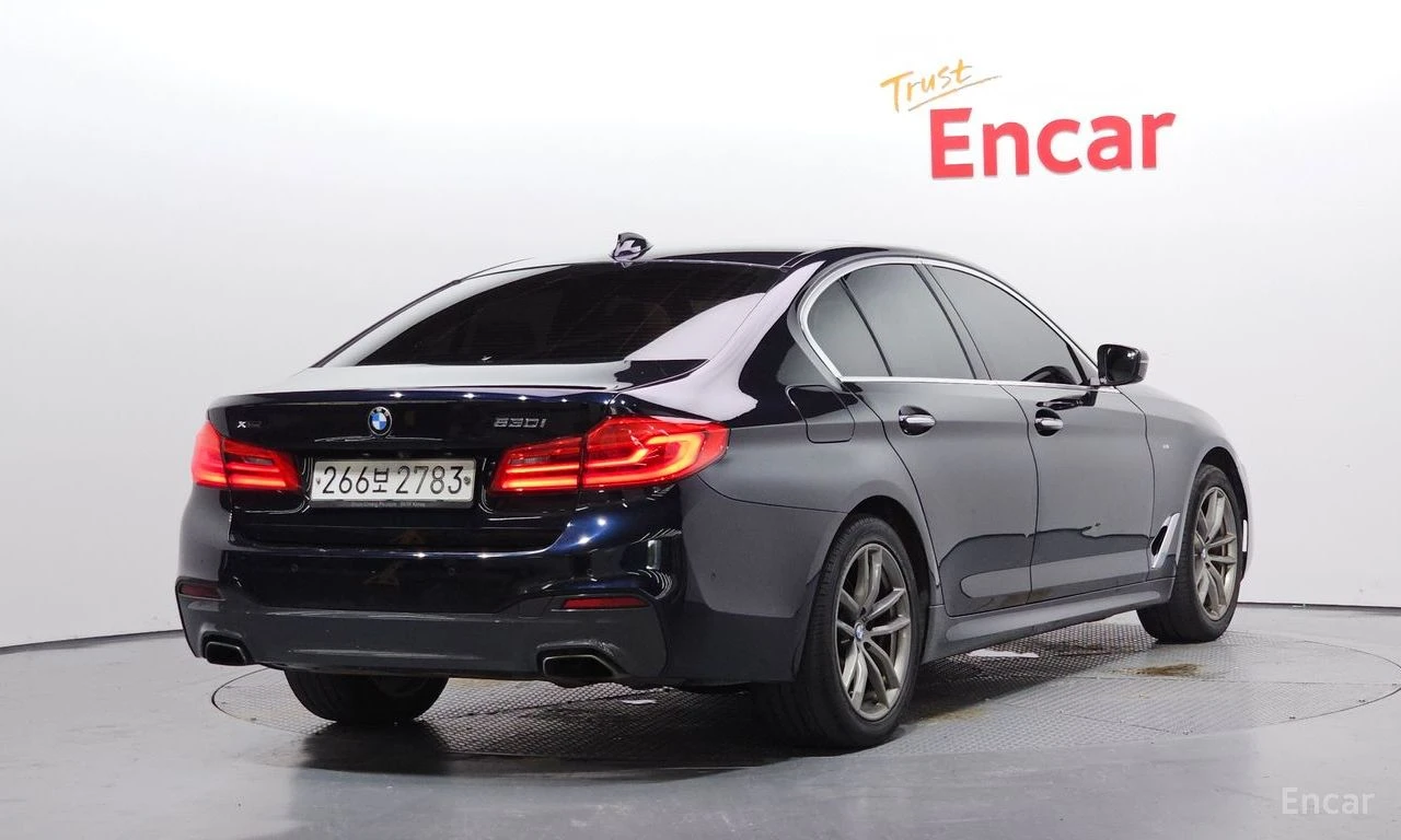 BMW 530 i xDrive M SPORT* DISTRONIC* HEAD-UP* PANORAMA* , снимка 3 - Автомобили и джипове - 55217723