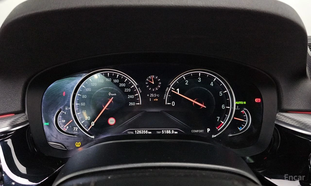 BMW 530 i xDrive M SPORT* DISTRONIC* HEAD-UP* PANORAMA* , снимка 9 - Автомобили и джипове - 55217723