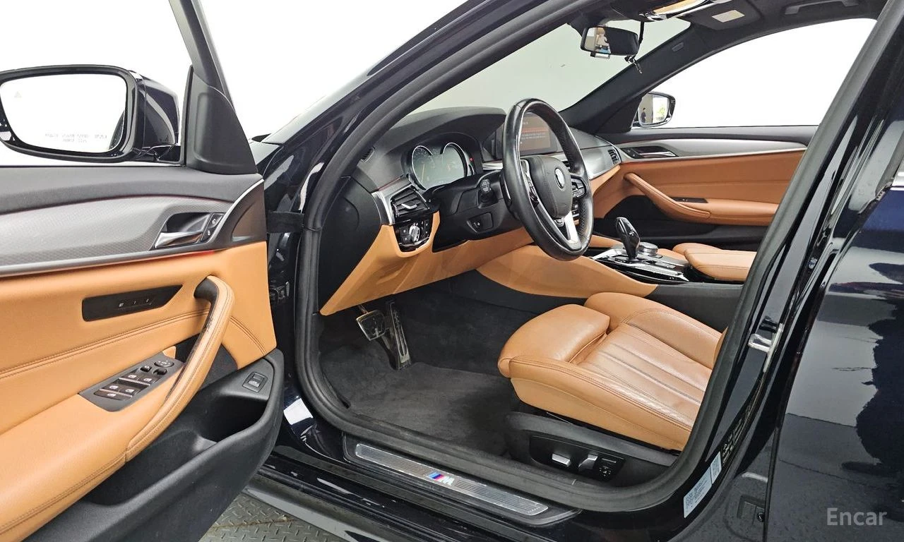 BMW 530 i xDrive M SPORT* DISTRONIC* HEAD-UP* PANORAMA* , снимка 6 - Автомобили и джипове - 55217723