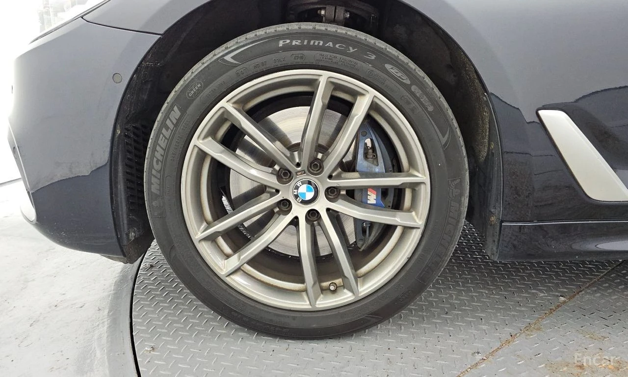 BMW 530 i xDrive M SPORT* DISTRONIC* HEAD-UP* PANORAMA* , снимка 5 - Автомобили и джипове - 55217723