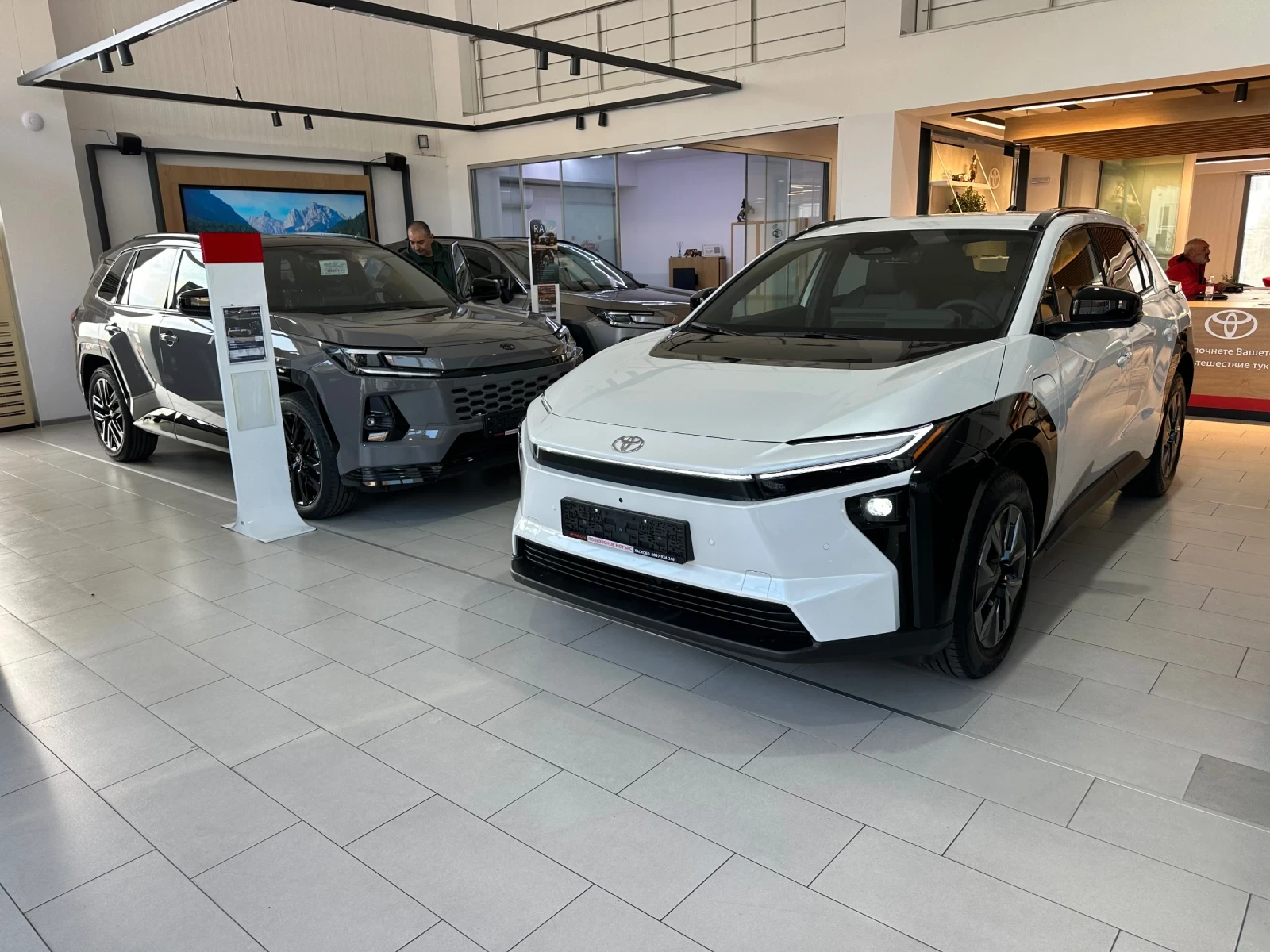 Toyota bZ4X Executive, снимка 2 - Автомобили и джипове - 56634878