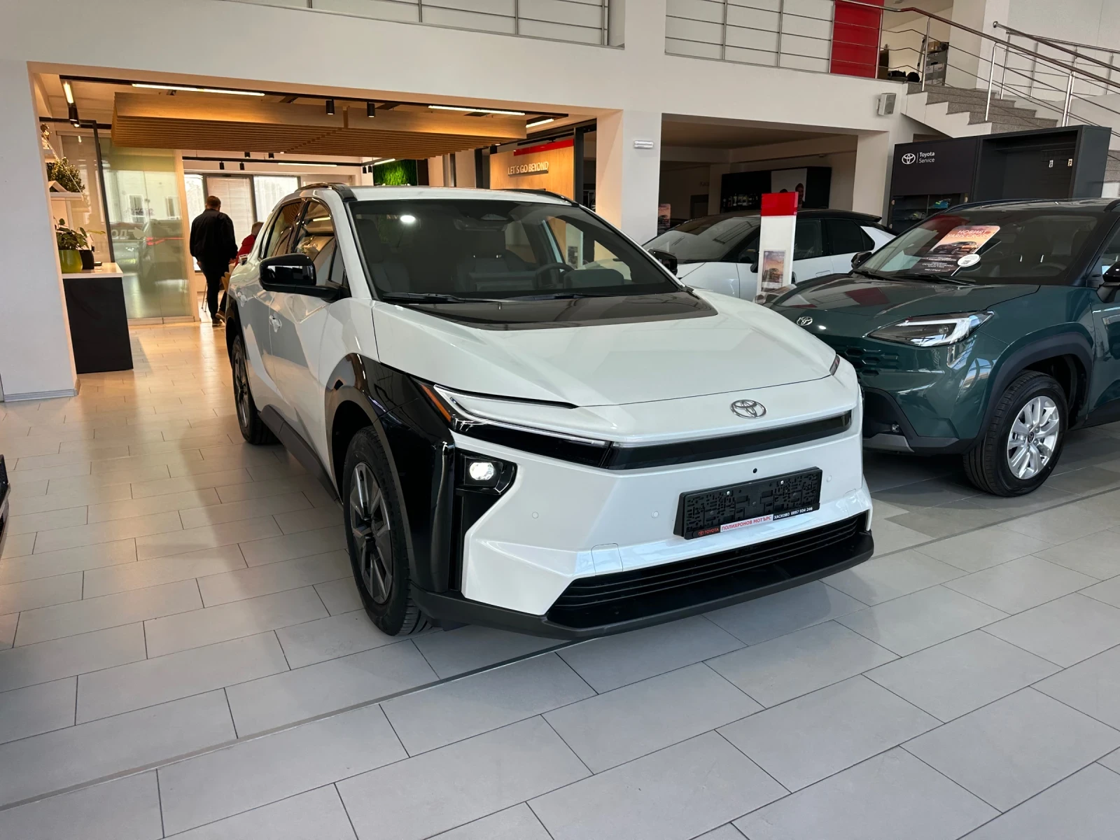 Toyota bZ4X Executive, снимка 6 - Автомобили и джипове - 56634878