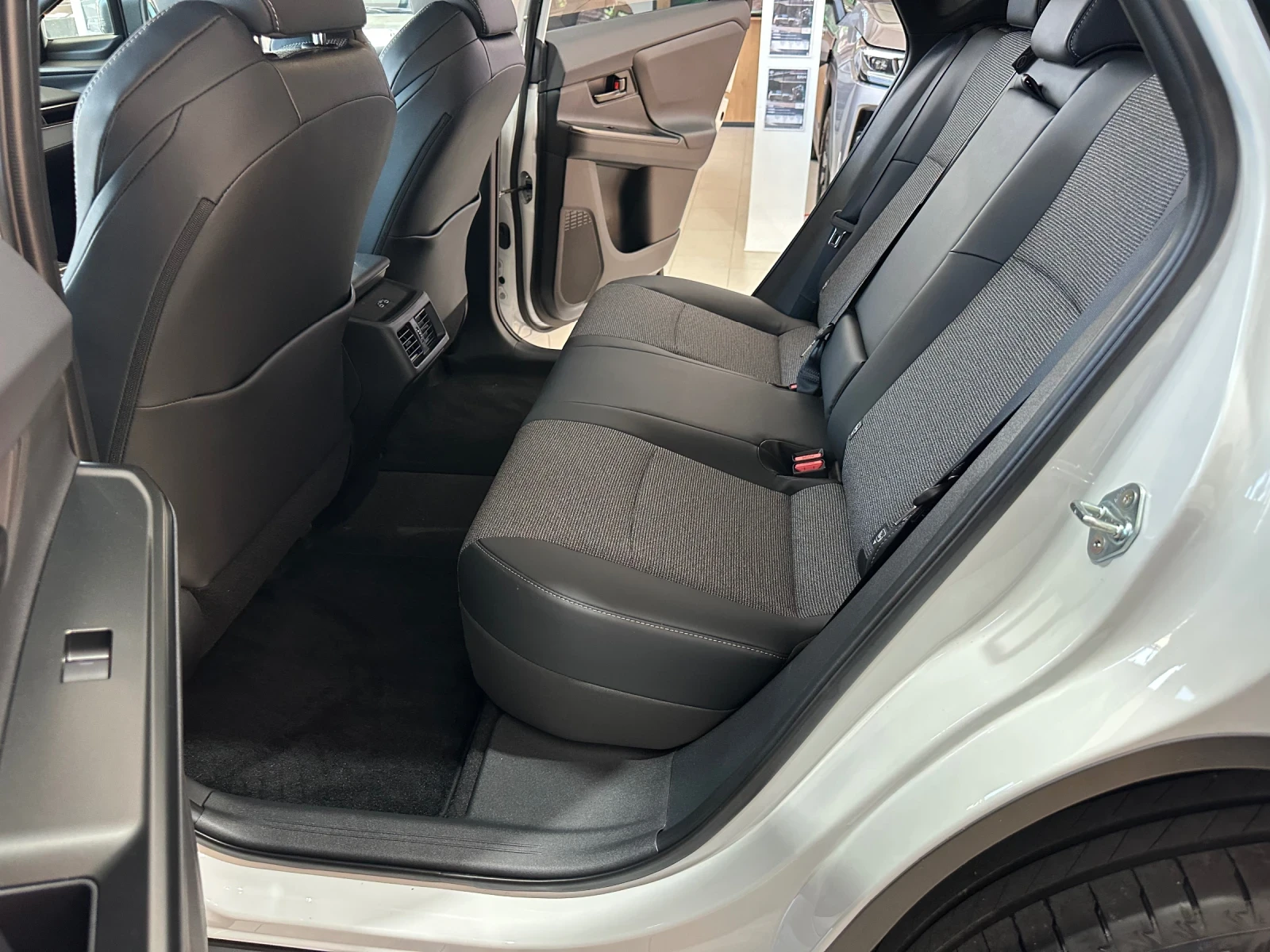 Toyota bZ4X Executive, снимка 8 - Автомобили и джипове - 56634878