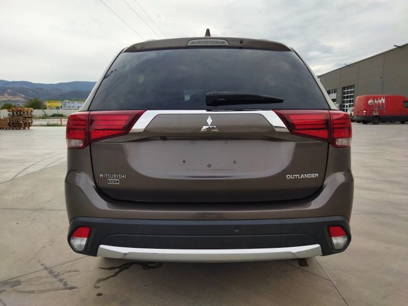 Mitsubishi Outlander 2.4 AWD, снимка 6 - Автомобили и джипове - 47614609