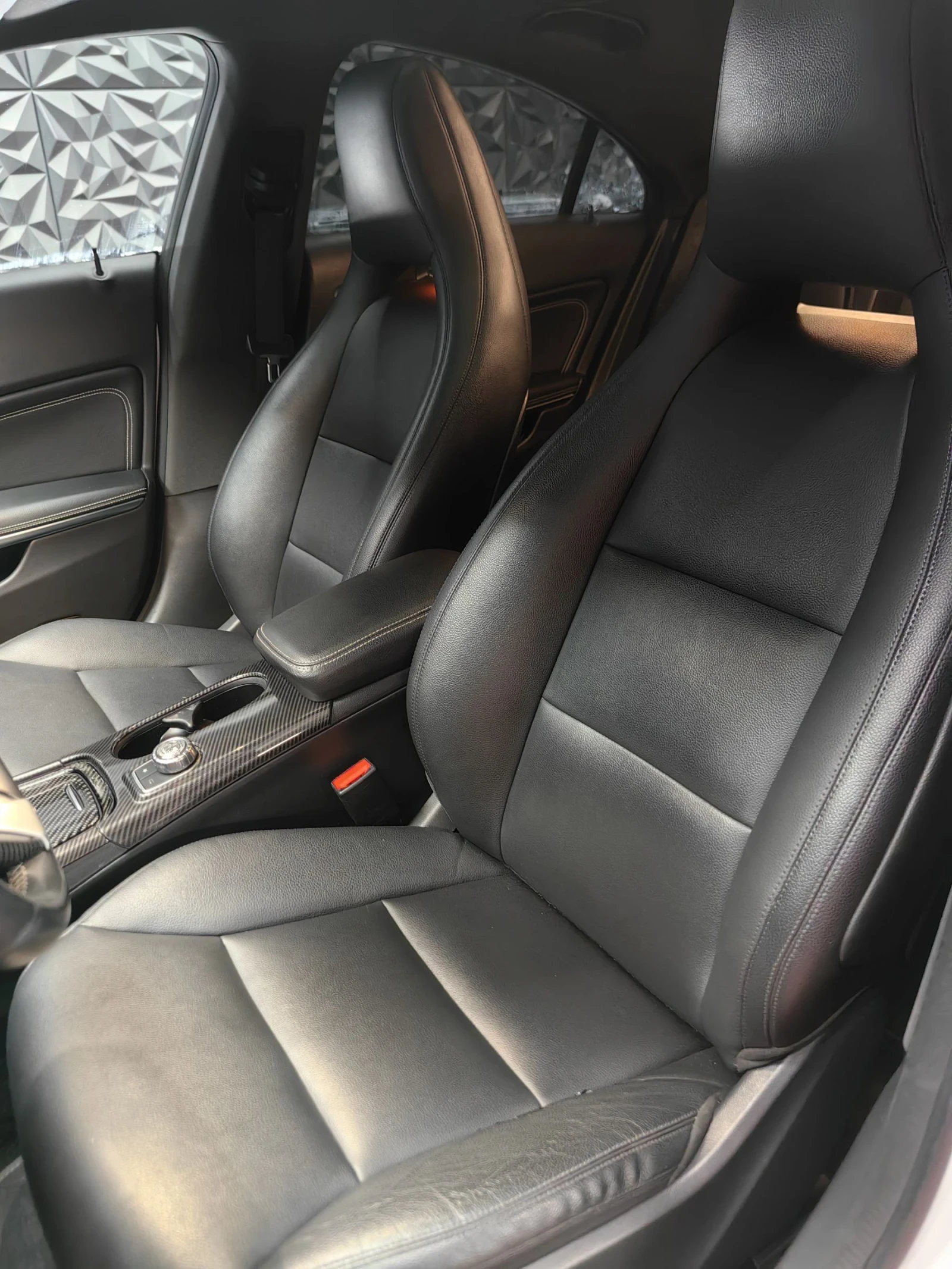 Mercedes-Benz CLA 250 4-MATIC* AMG* ПАНО* CARBON* MEMORY* НАВИ* ПОДГРЕВ*, снимка 15 - Автомобили и джипове - 54712859