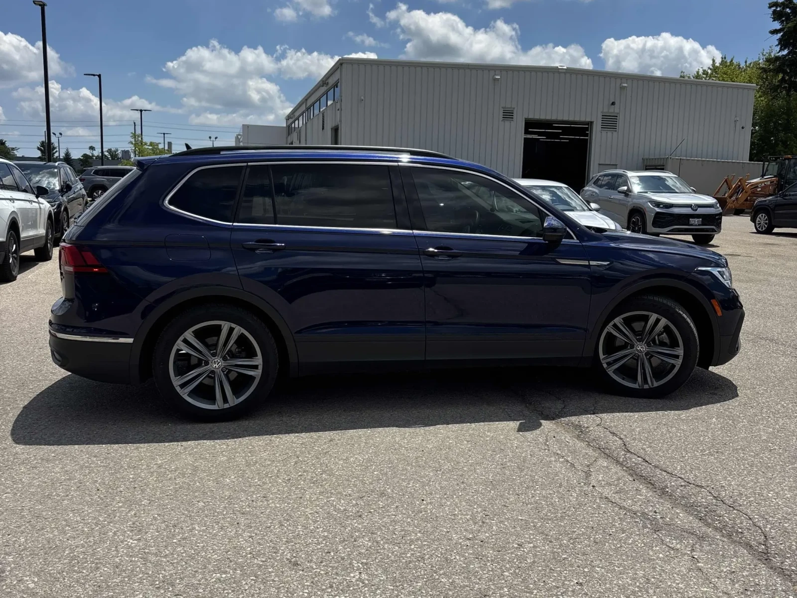 VW Tiguan Comfortline/2 КЛЮЧА/ПАНОРАМА/ПОДГРЕВИ/CARFAX, снимка 4 - Автомобили и джипове - 55073932