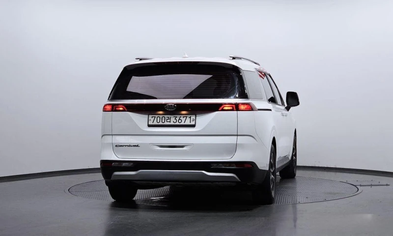 Kia Carnival, снимка 4 - Автомобили и джипове - 51957147