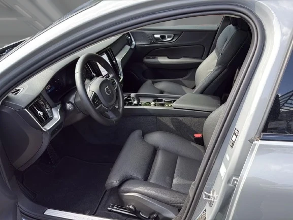 Volvo V60 B4 = Plus Dark = Гаранция, снимка 8 - Автомобили и джипове - 55089781