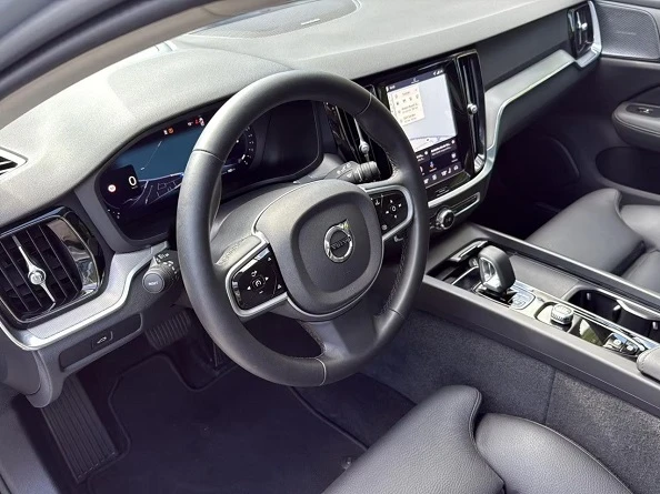 Volvo V60 B4 = Plus Dark = Гаранция, снимка 9 - Автомобили и джипове - 55089781