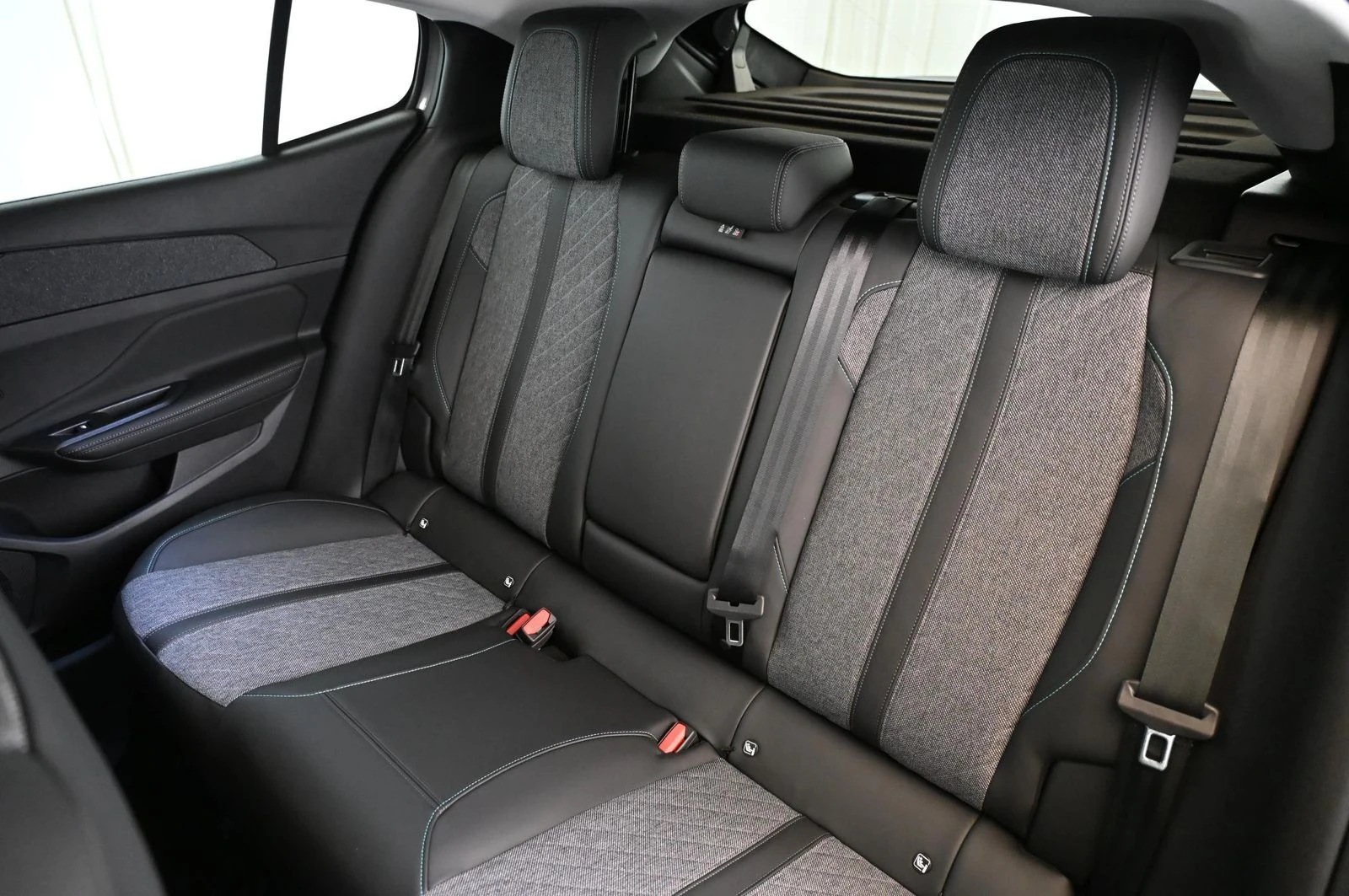 Peugeot 408 !1.6PHEV/180HP/ALLURE/CAM/NAVI/LED/AMBI/3D/950b | Mobile.bg   13