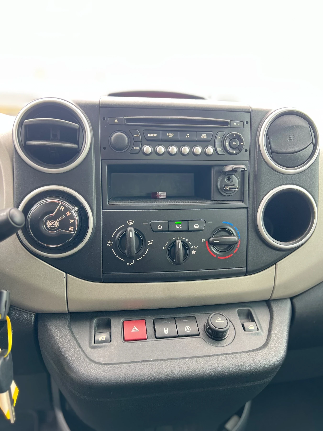 Citroen Berlingo Tendance 1.6HDI 92, снимка 12 - Автомобили и джипове - 53715259