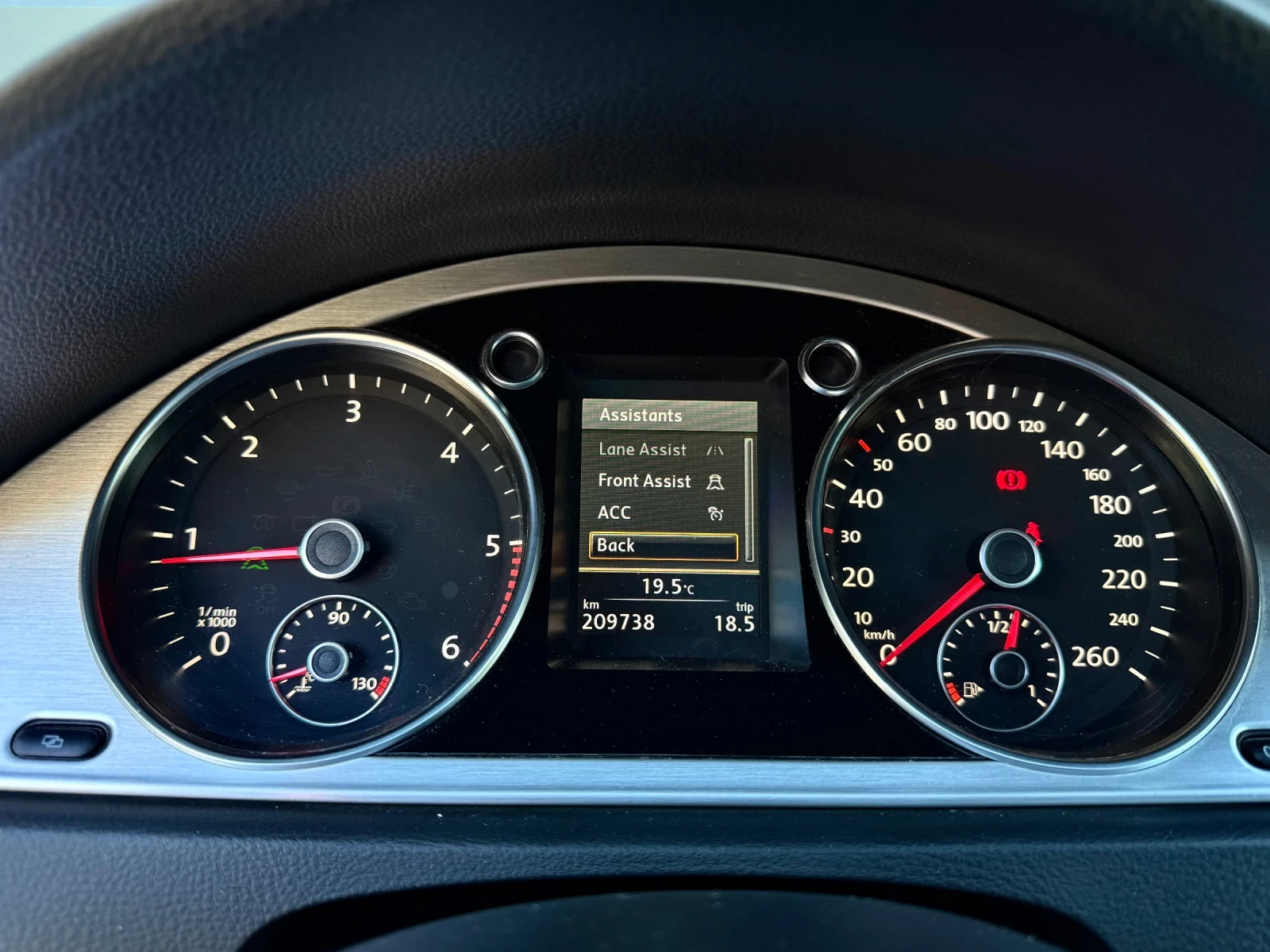 VW Passat 2.0TDI * Highline* LaneAssist* Distronic* , снимка 14 - Автомобили и джипове - 54726565
