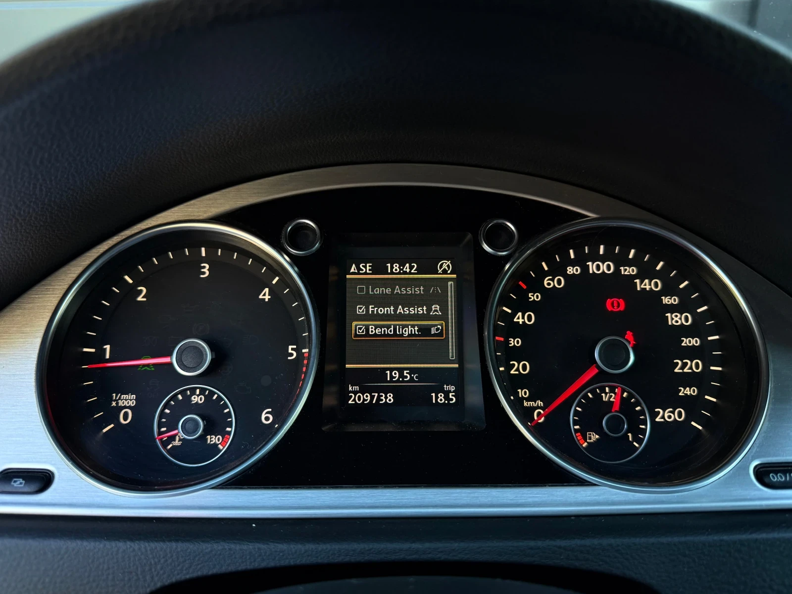 VW Passat 2.0TDI * Highline* LaneAssist* Distronic* , снимка 15 - Автомобили и джипове - 54726565