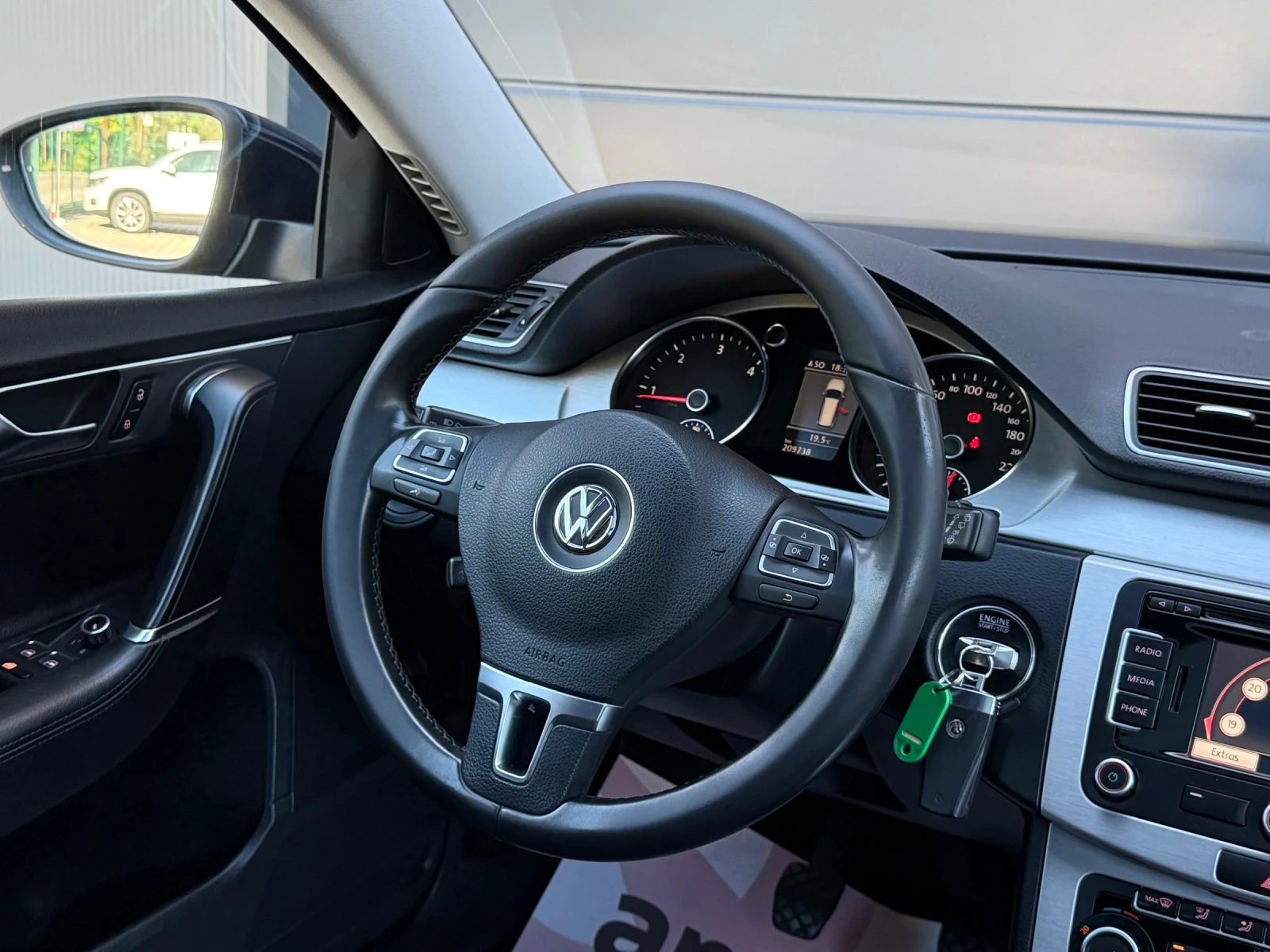 VW Passat 2.0TDI * Highline* LaneAssist* Distronic* , снимка 11 - Автомобили и джипове - 54726565