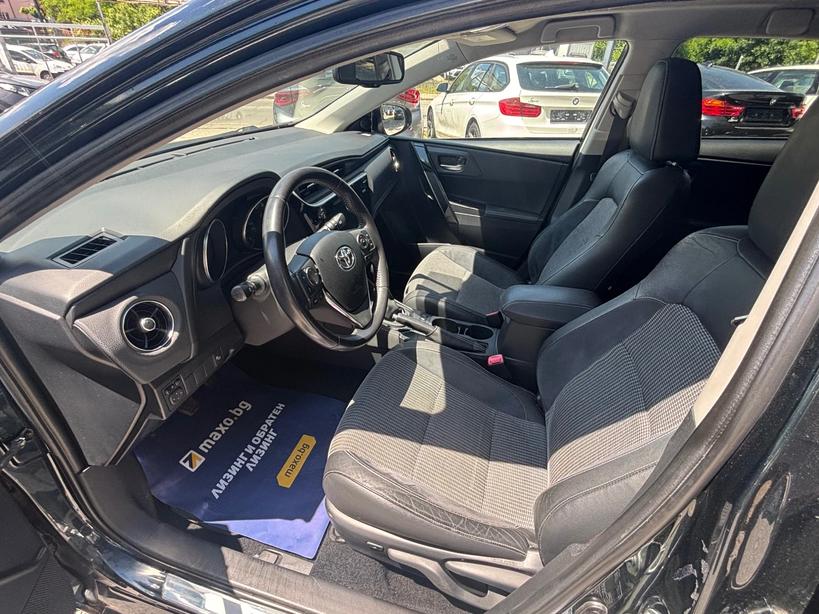 Toyota Auris 1.6 D4D, снимка 10 - Автомобили и джипове - 54941754
