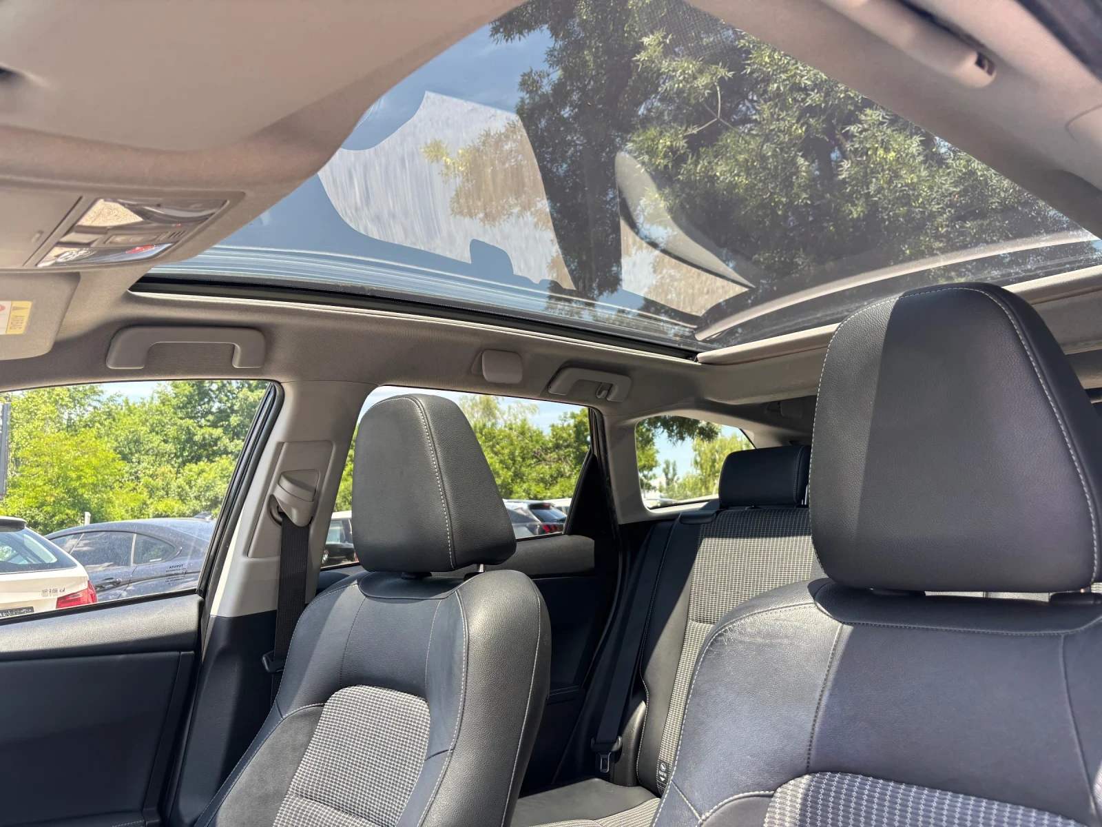 Toyota Auris 1.6 D4D, снимка 11 - Автомобили и джипове - 54941754