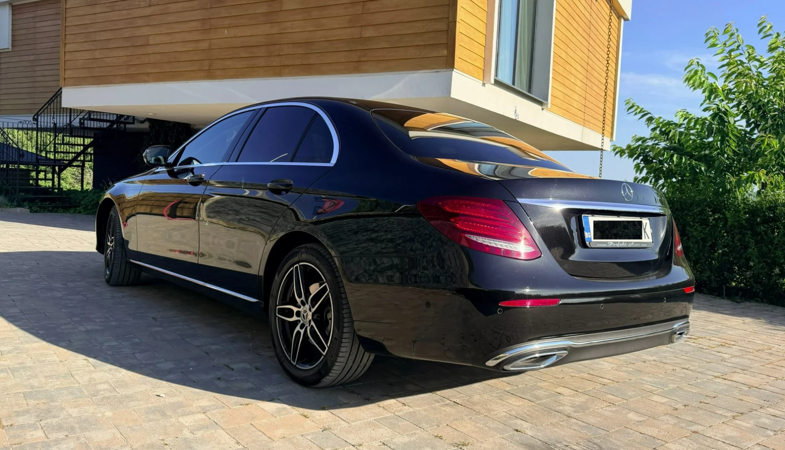 Mercedes-Benz E 220, снимка 2 - Автомобили и джипове - 55051624