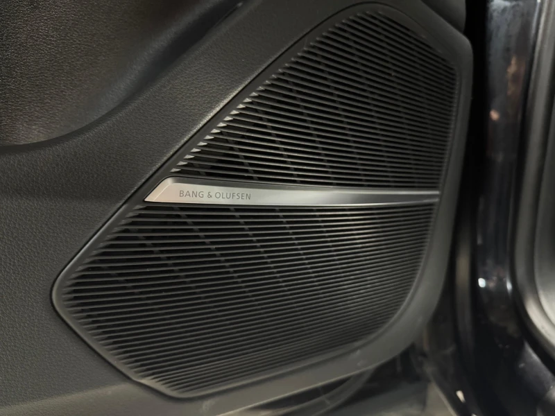 Audi Q8 BLACK OPTIC* S-LINE* B&O* DISTRONIK* PANO* ЗАЩИТНО, снимка 11 - Автомобили и джипове - 52815663