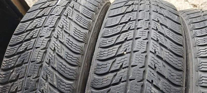 Гуми Зимни 215/60R17, снимка 2 - Гуми и джанти - 35124671