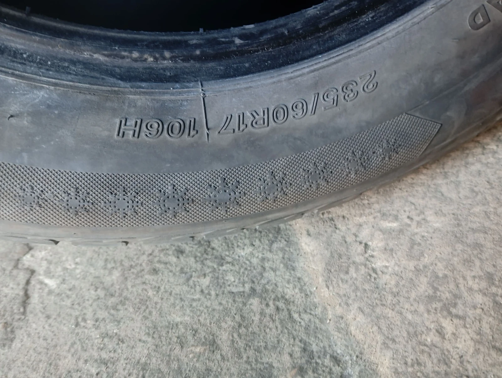 Гуми Зимни 235/60R17, снимка 4 - Гуми и джанти - 54092768