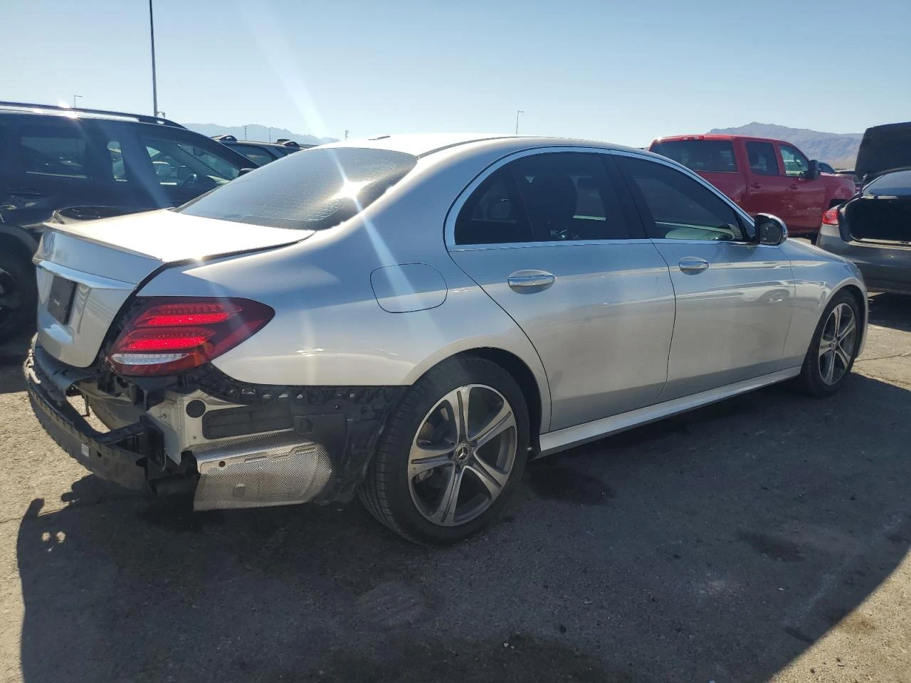 Mercedes-Benz E 300 AMG* BURMESTER* Шибидах* Клип на мотор - изображение 6
