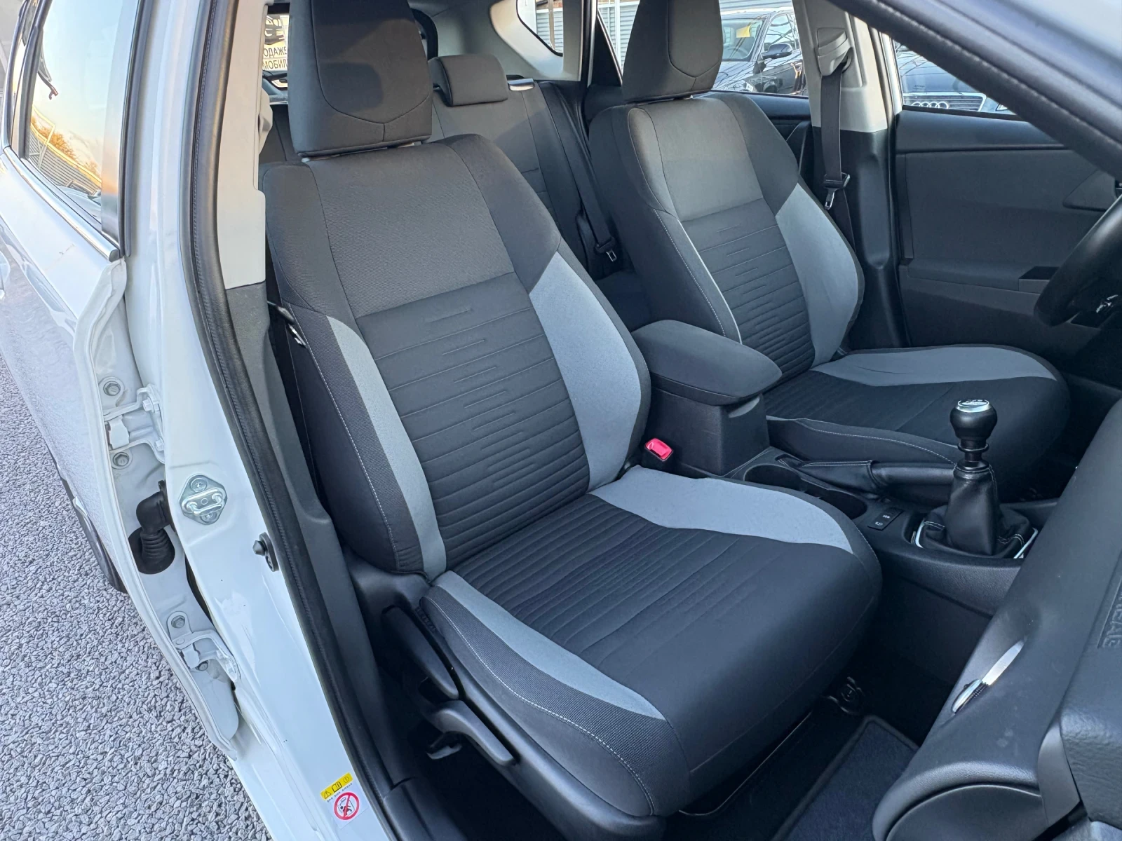 Toyota Auris 1.6-D4D-141000км., снимка 12 - Автомобили и джипове - 54140798