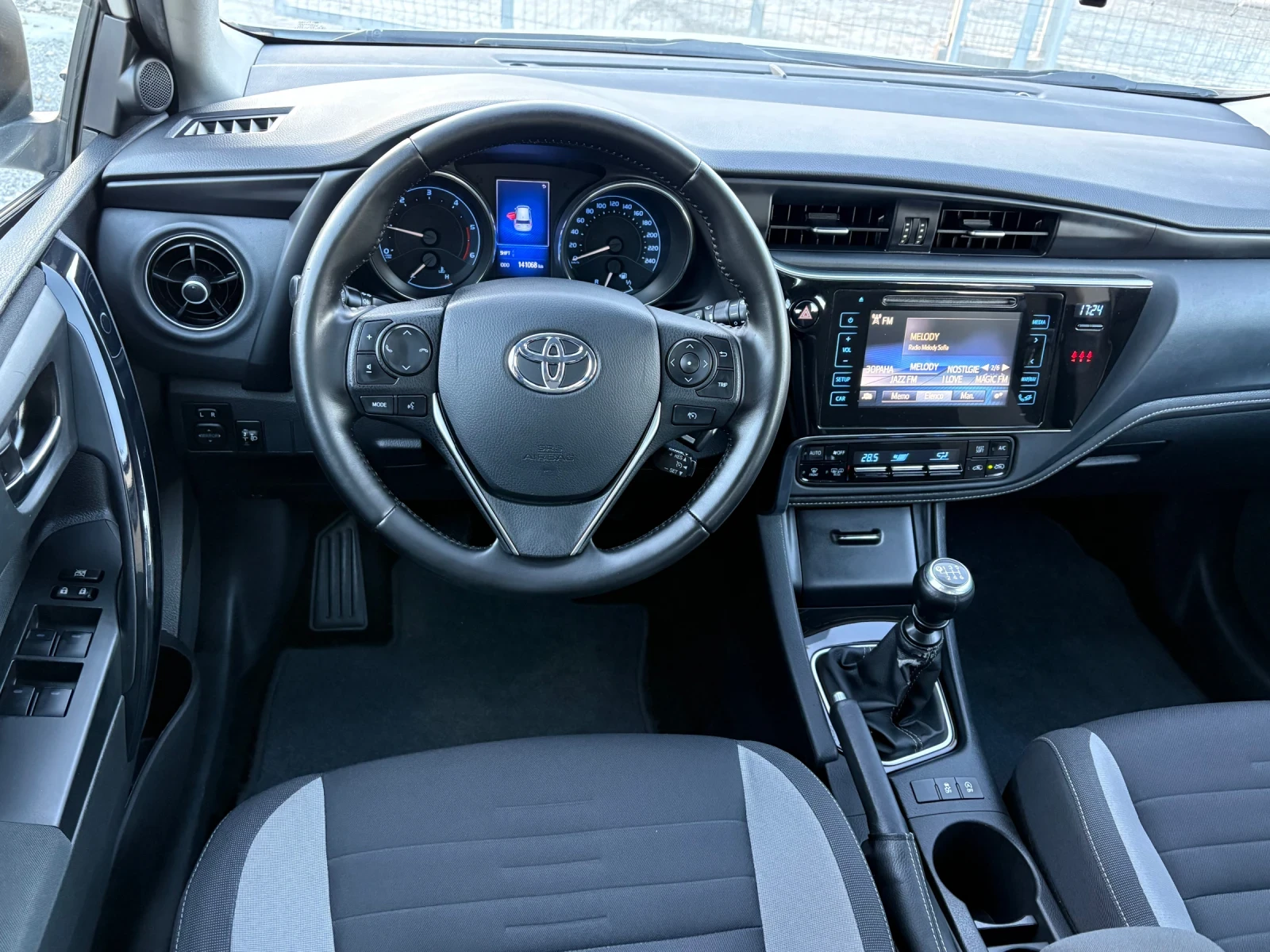 Toyota Auris 1.6-D4D-141000км., снимка 15 - Автомобили и джипове - 54140798