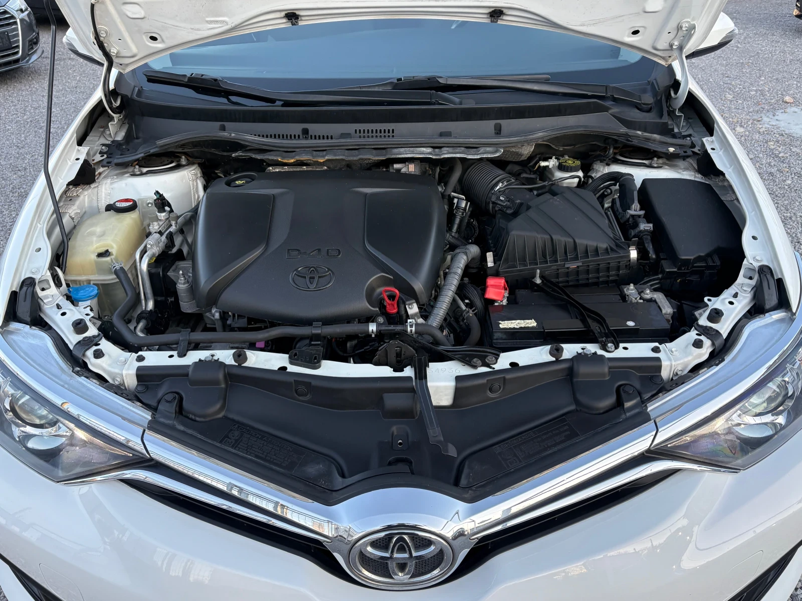 Toyota Auris 1.6-D4D-141000км., снимка 17 - Автомобили и джипове - 54140798