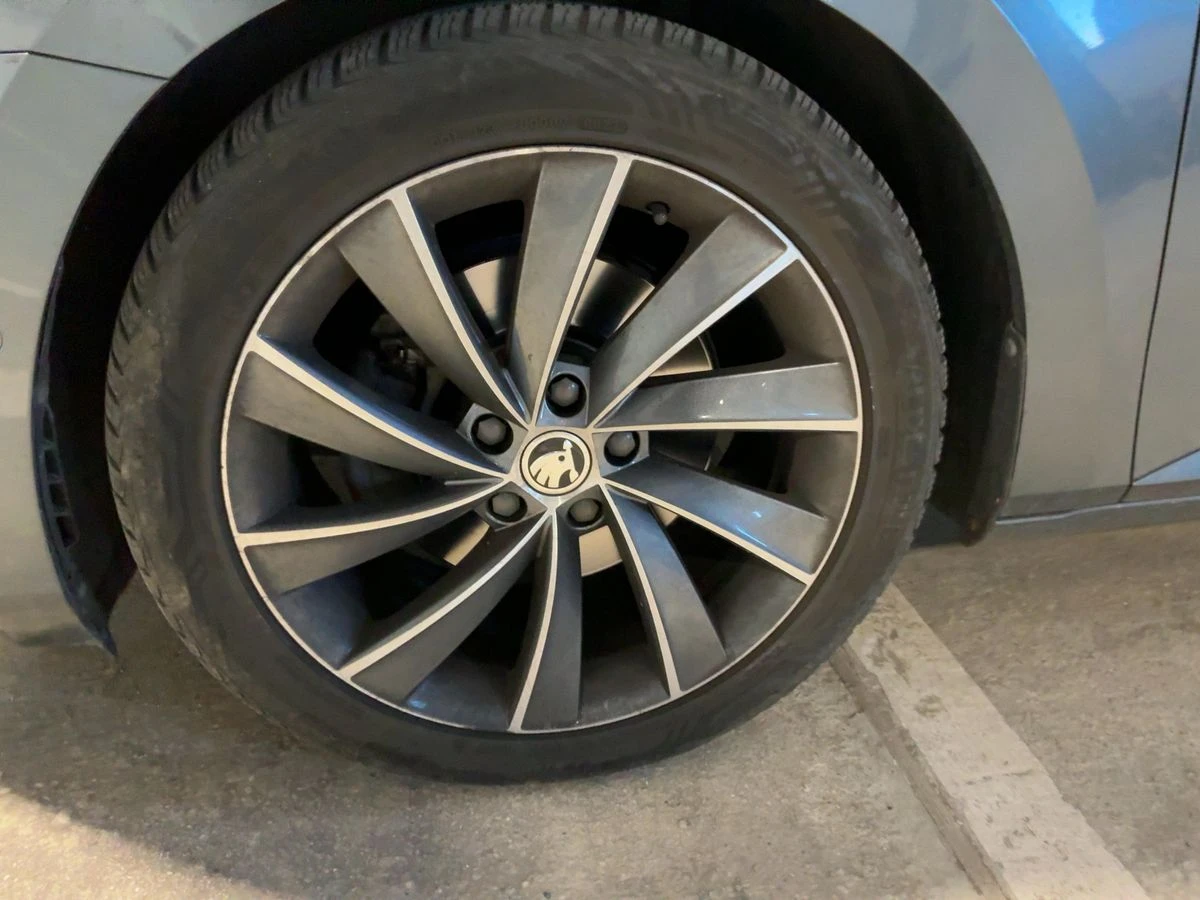 Skoda Superb 2.0 TDI Laurin & Klement 4x4 DSG, снимка 2 - Автомобили и джипове - 54657907