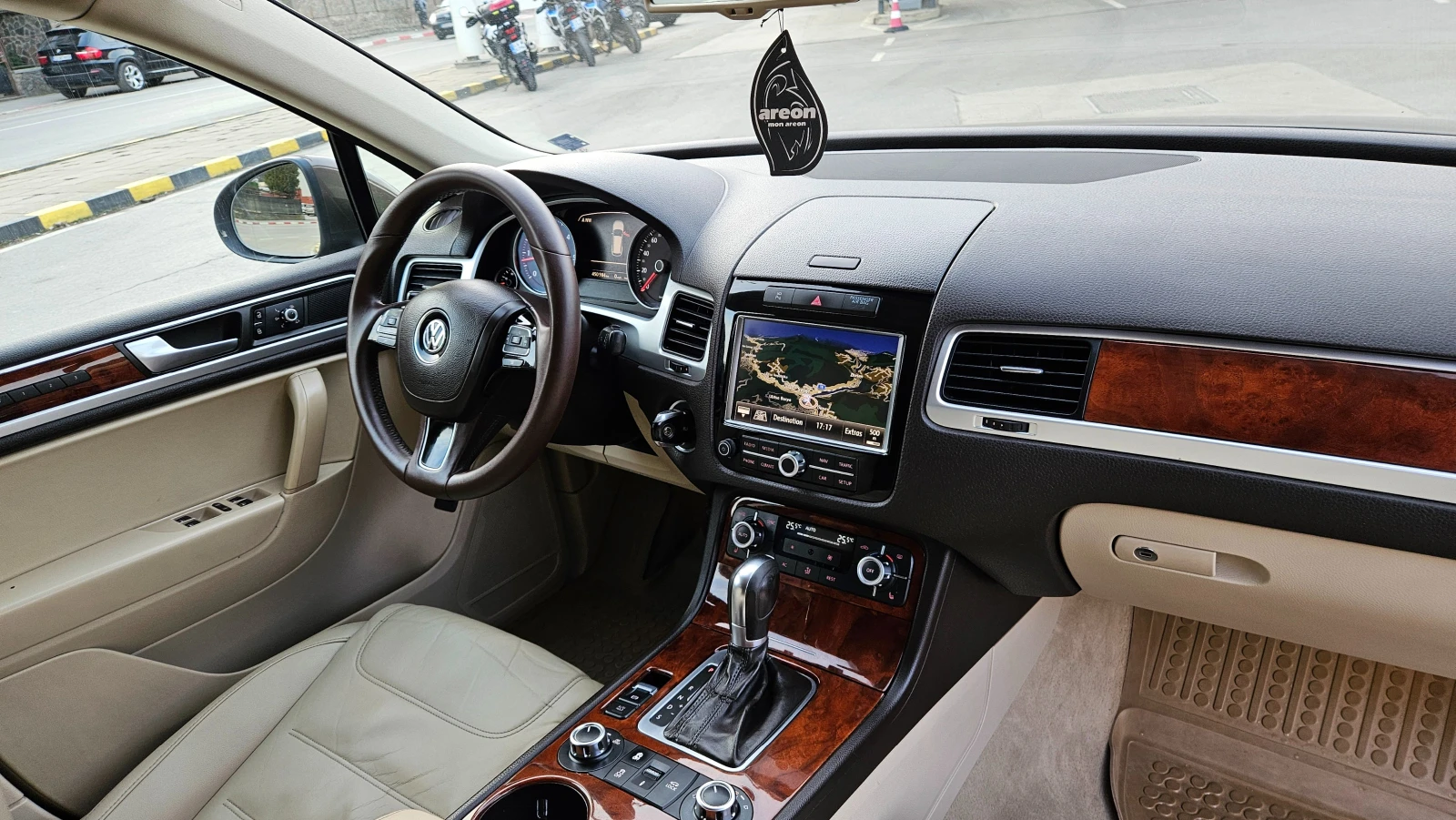 VW Touareg 3.0 AVTOMAT/KOJA/NAVIG/R-LINE, снимка 10 - Автомобили и джипове - 53780680