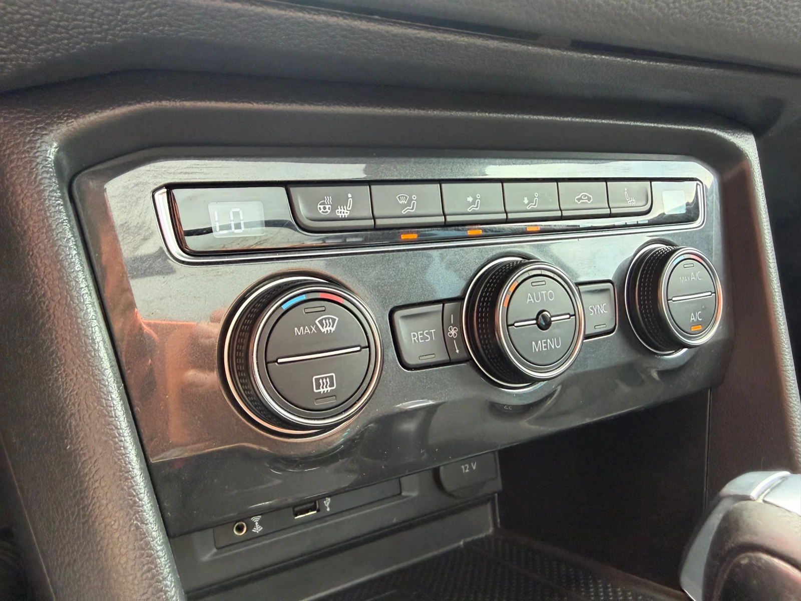 VW Tiguan LED* DIGITAL* Панорама* Масаж, снимка 12 - Автомобили и джипове - 54412381