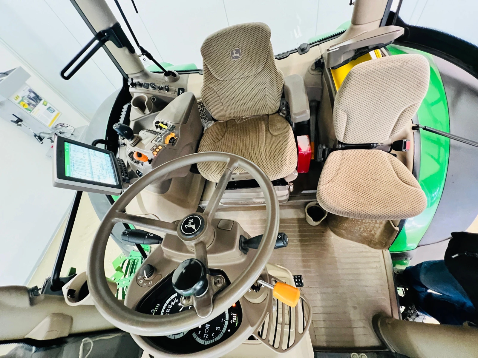 Трактор John Deere 6215R ЛИЗИНГ, снимка 6 - Селскостопанска техника - 54195036