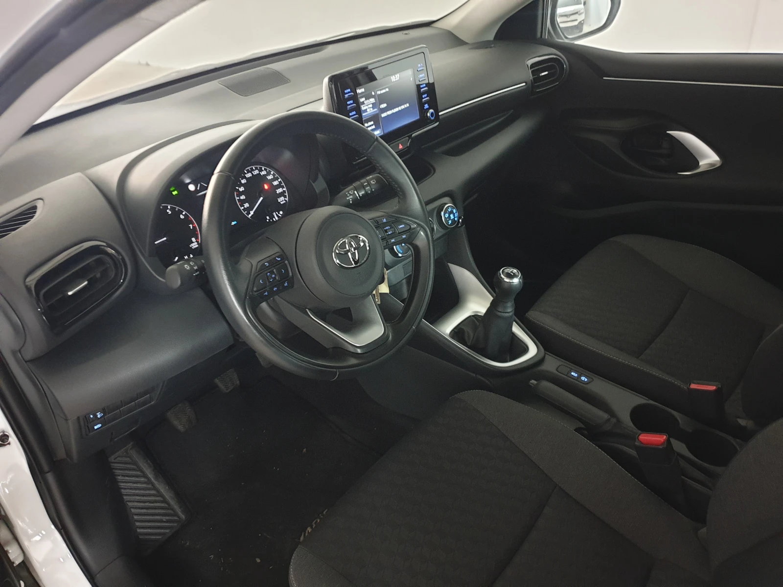 Toyota Yaris 2023 - изображение 10