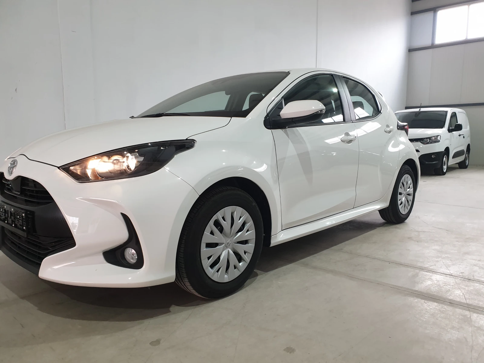 Toyota Yaris 2023 - изображение 2