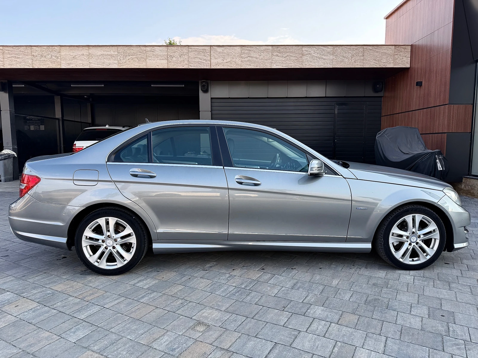 Mercedes-Benz C 220 * AMG* Facelift, снимка 8 - Автомобили и джипове - 54101119