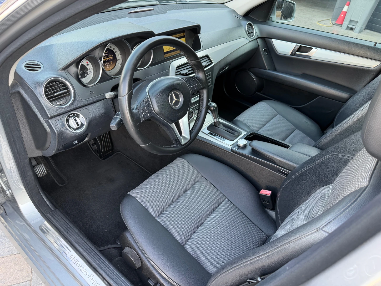 Mercedes-Benz C 220 * AMG* Facelift, снимка 10 - Автомобили и джипове - 54101119