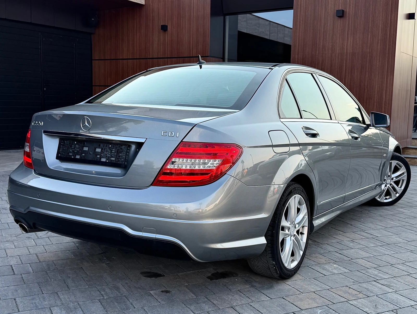 Mercedes-Benz C 220 * AMG* Facelift, снимка 2 - Автомобили и джипове - 54101119