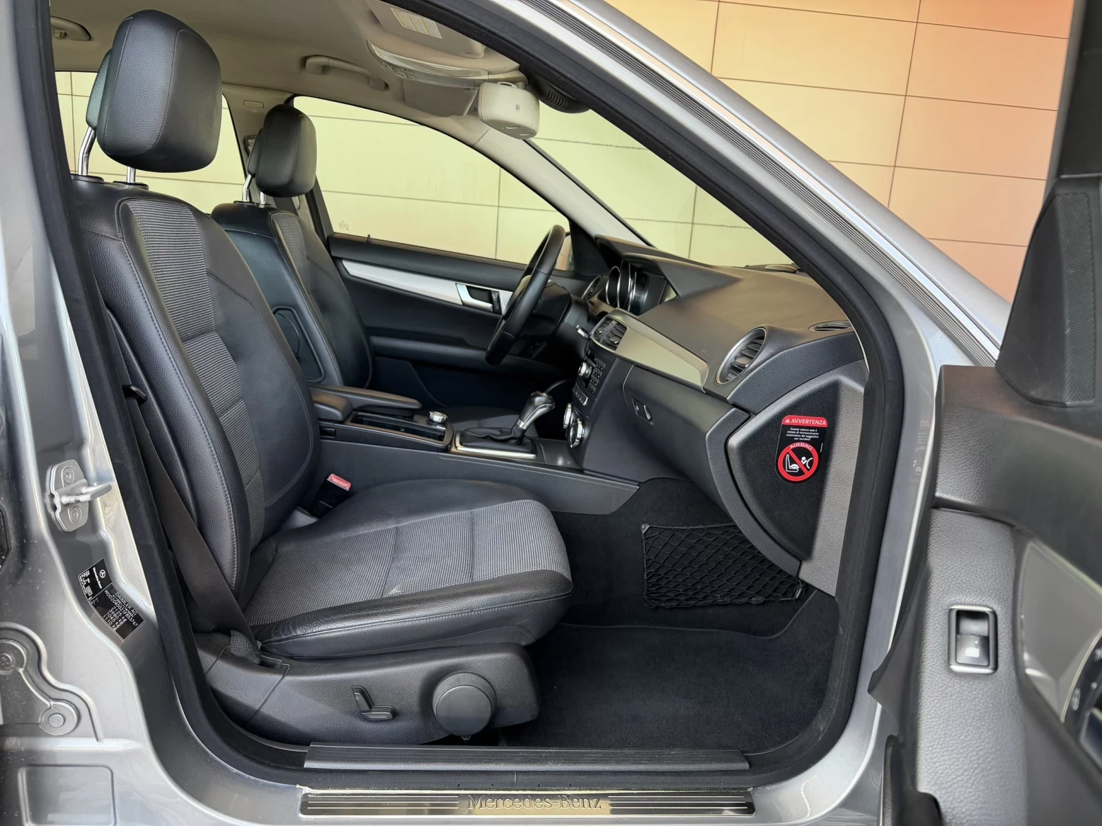 Mercedes-Benz C 220 * AMG* Facelift, снимка 13 - Автомобили и джипове - 54101119