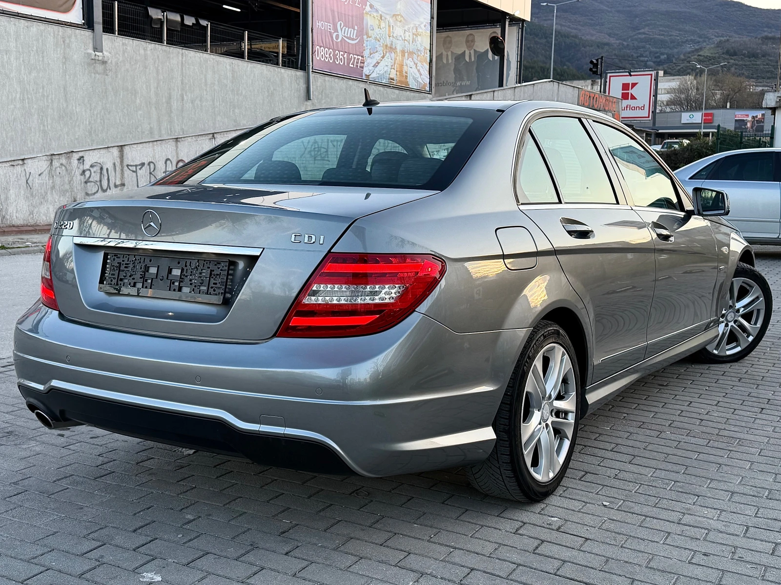 Mercedes-Benz C 220 * AMG* Facelift, снимка 2 - Автомобили и джипове - 54101119