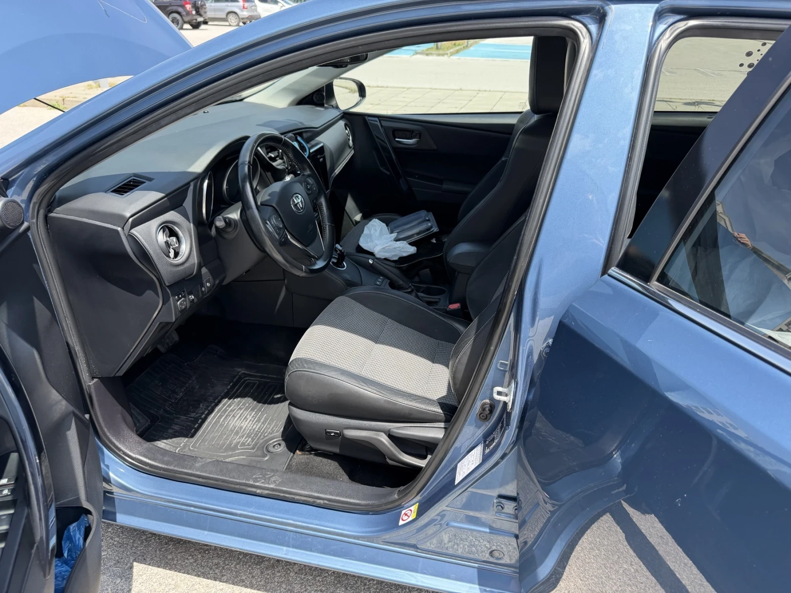 Toyota Auris 1.8 hybrid, снимка 8 - Автомобили и джипове - 54774924
