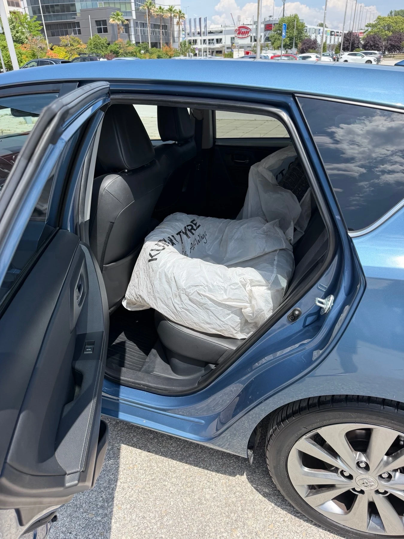 Toyota Auris 1.8 hybrid, снимка 11 - Автомобили и джипове - 54774924