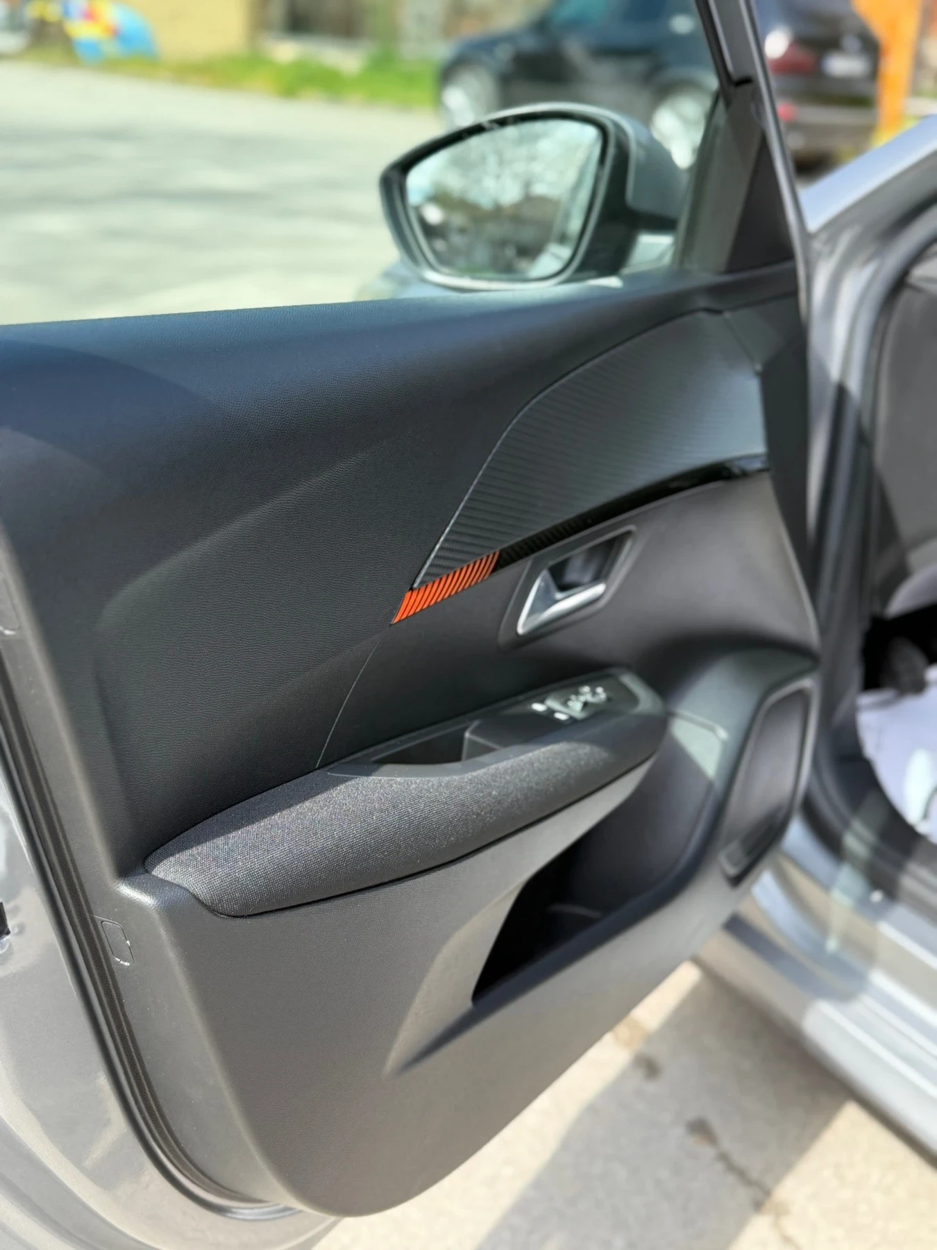Peugeot 208 1.2 PureTech, снимка 8 - Автомобили и джипове - 55657382