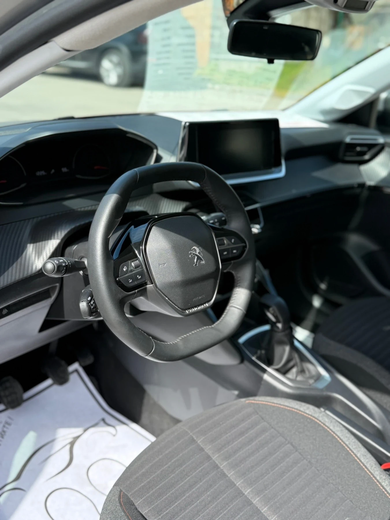 Peugeot 208 1.2 PureTech, снимка 9 - Автомобили и джипове - 55657382