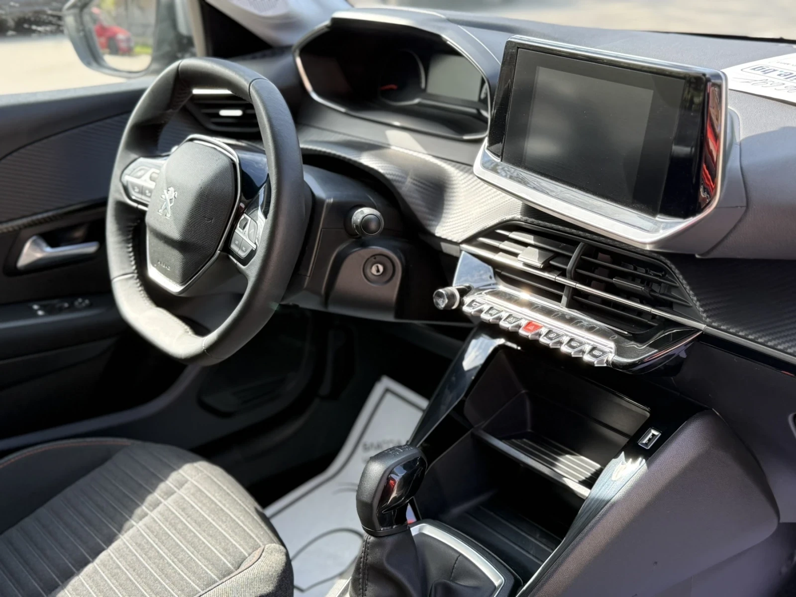Peugeot 208 1.2 PureTech, снимка 16 - Автомобили и джипове - 55657382