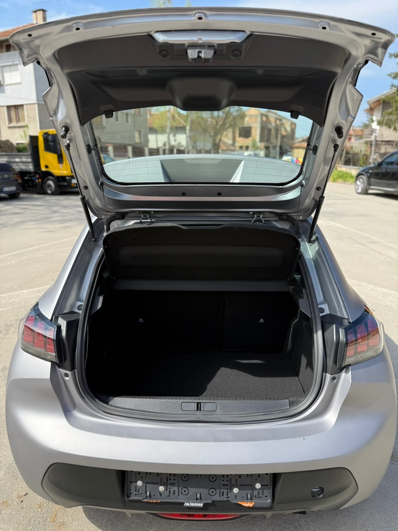 Peugeot 208 1.2 PureTech, снимка 12 - Автомобили и джипове - 55657382