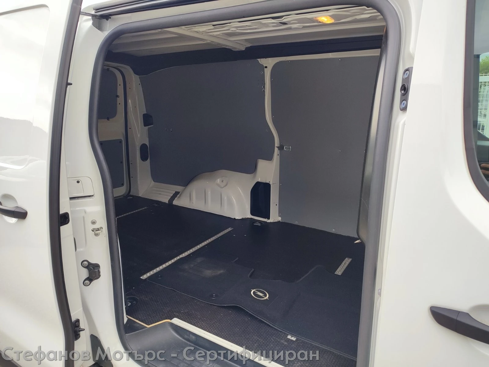 Opel Vivaro Cargo L EHZ Edition 2.0 Diesel (122hp) MT6, снимка 12 - Бусове и автобуси - 54333575