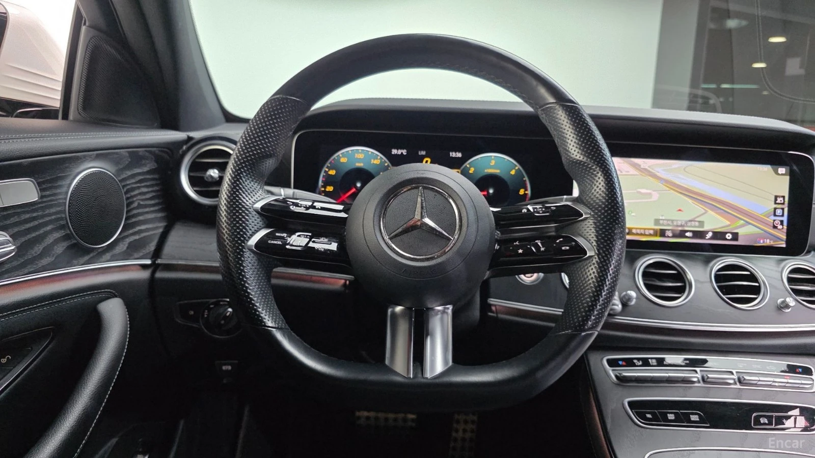 Mercedes-Benz E 220 d* 4MATIC* AMG-LINE* DISTRONIC* КАМЕРА* HUD* , снимка 6 - Автомобили и джипове - 55512999