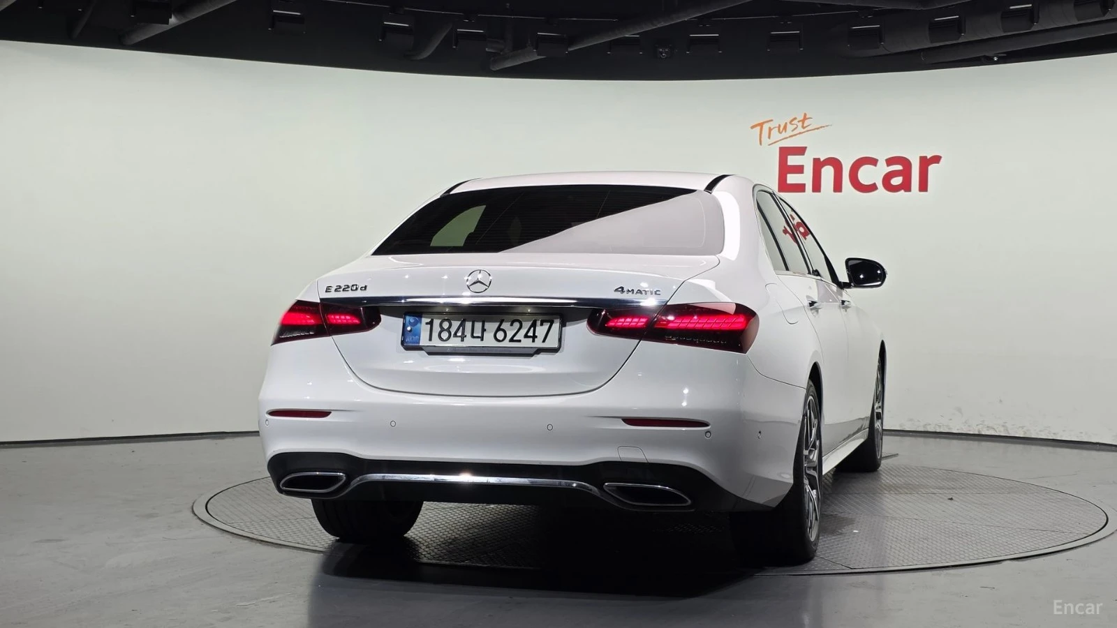 Mercedes-Benz E 220 d* 4MATIC* AMG-LINE* DISTRONIC* КАМЕРА* HUD* , снимка 4 - Автомобили и джипове - 55512999
